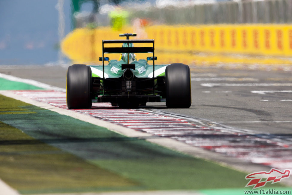 Marcus Ericsson pasa por la recta principal