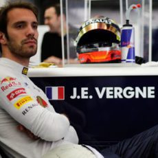 Jean-Eric Vergne se relaja antes de la sesión del viernes