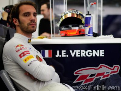 Jean-Eric Vergne se relaja antes de la sesión del viernes