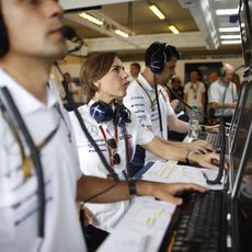 Claire Williams observa a sus pilotos