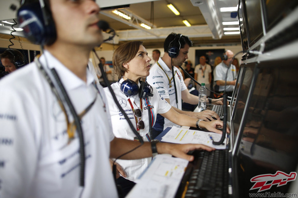 Claire Williams observa a sus pilotos