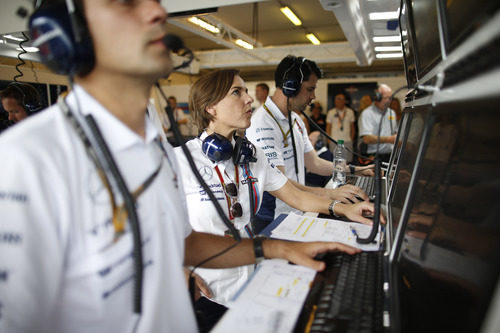 Claire Williams observa a sus pilotos