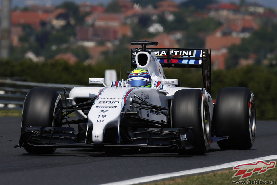 Felipe Massa rueda con los medios