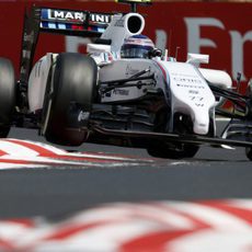 Valtteri Bottas ataca los bordillos