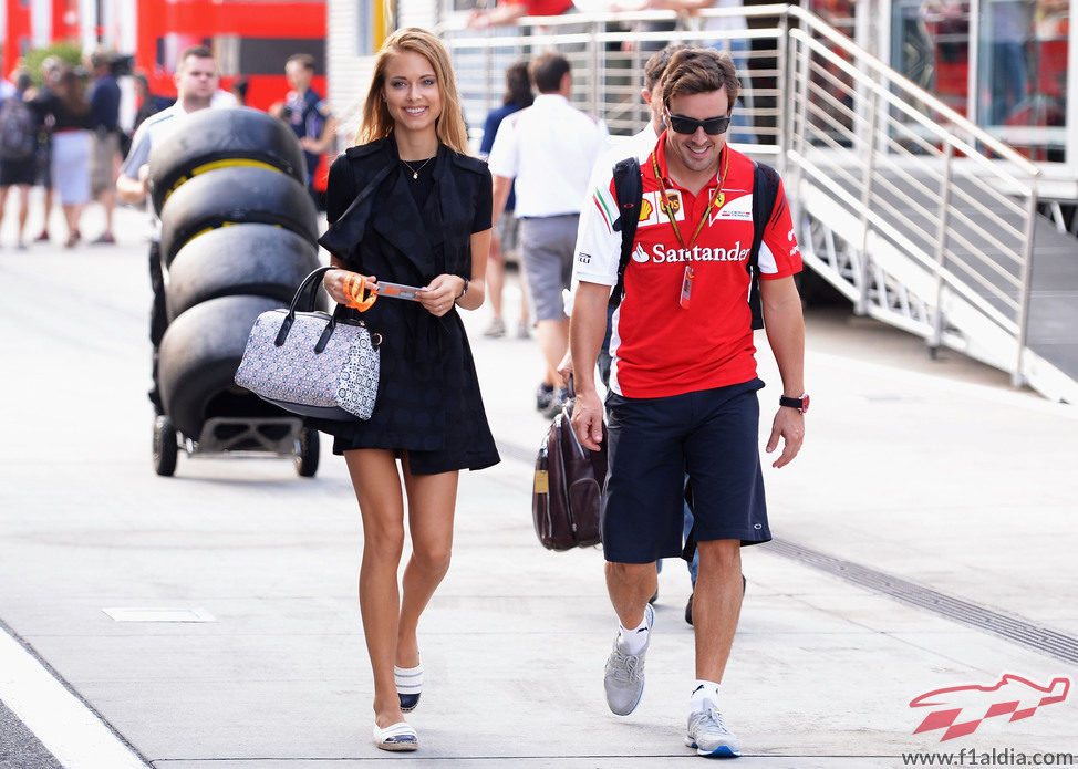 Fernando Alonso y Dasha Kapustina llegan al trazado