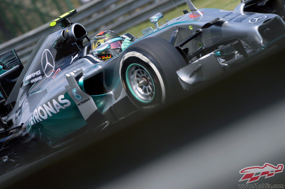 Nico Rosberg se mostró imbatible en clasificación
