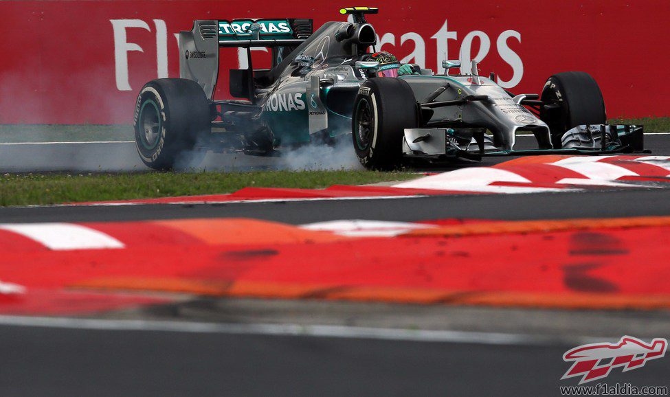 Nico Rosberg bloquea neumáticos en Hungaroring