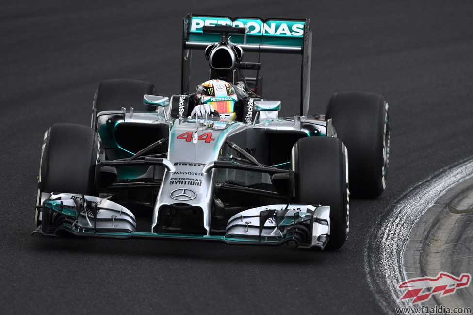 Lewis Hamilton solo dio la vuelta de instalación en la Q1