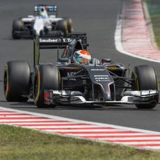 Adrian Sutil rueda por delante de Massa