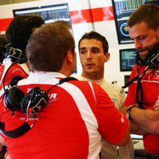 Jules Bianchi se rodea de su equipo