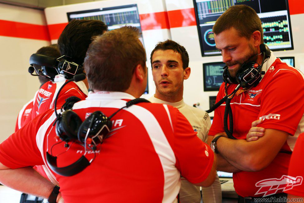 Jules Bianchi se rodea de su equipo