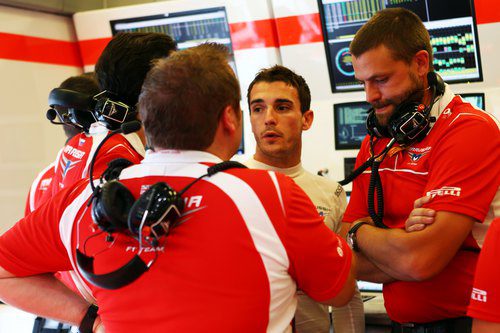 Jules Bianchi se rodea de su equipo