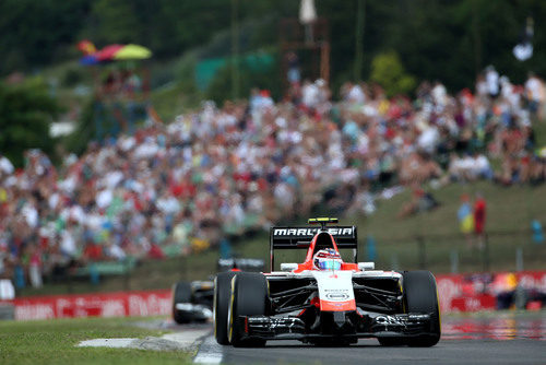 Max Chilton rueda por delante de Sutil