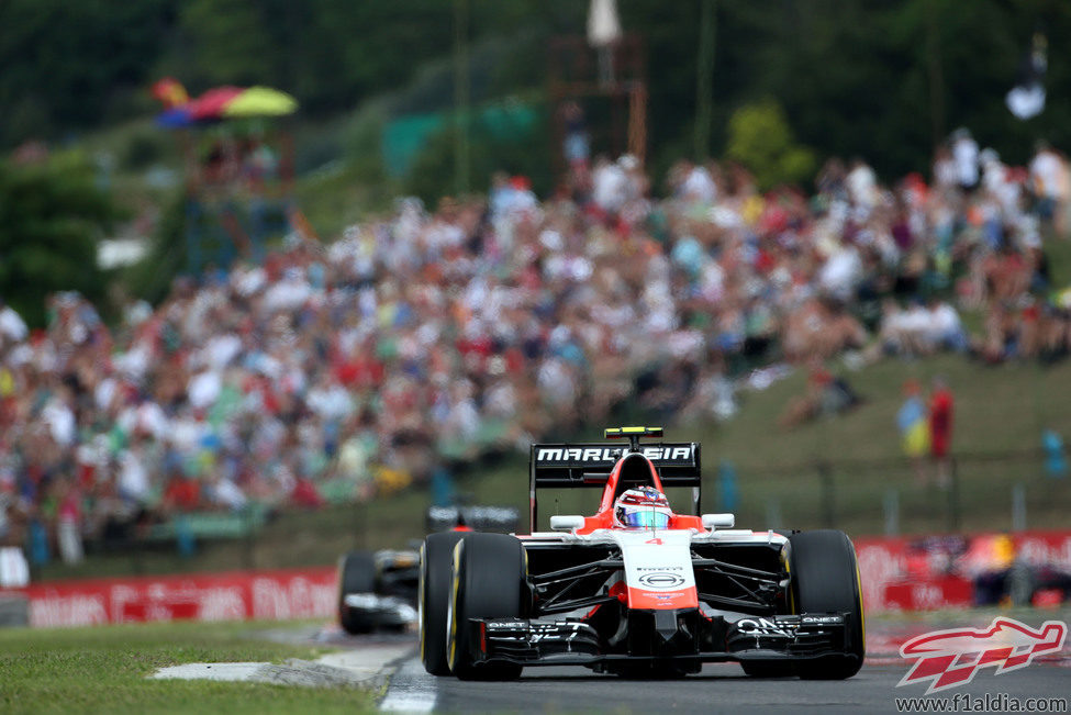 Max Chilton rueda por delante de Sutil