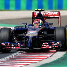 Daniil Kvyat apurando los límites de la pista