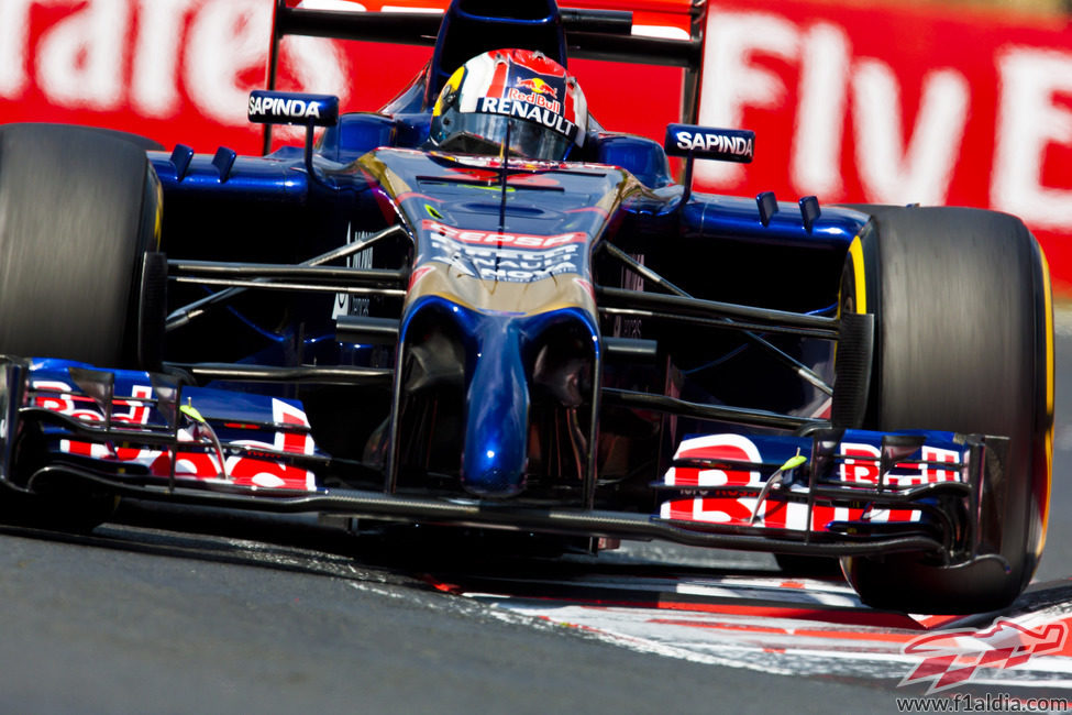 Jean-Eric Vergne subiéndose a los pianos