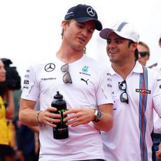 Felipe Massa y Nico Rosberg charlan tras el 'drivers parade'