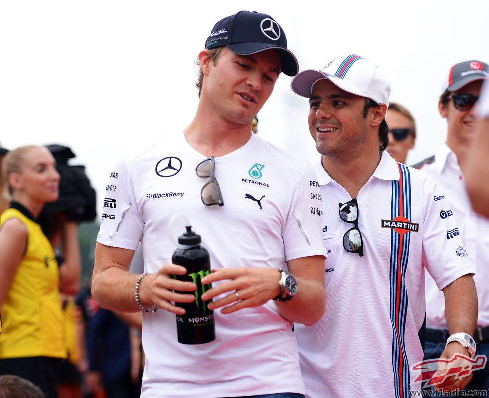 Felipe Massa y Nico Rosberg charlan tras el 'drivers parade'