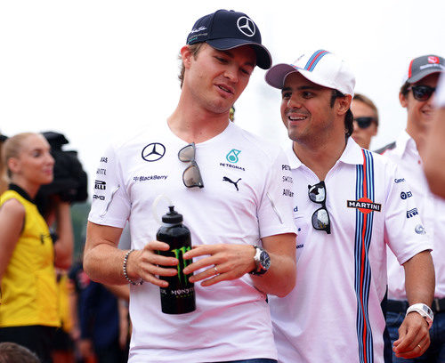 Felipe Massa y Nico Rosberg charlan tras el 'drivers parade'
