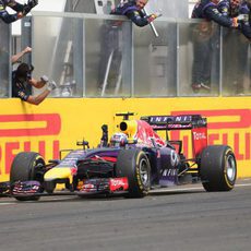 Daniel Ricciardo cruza la meta en primera posición