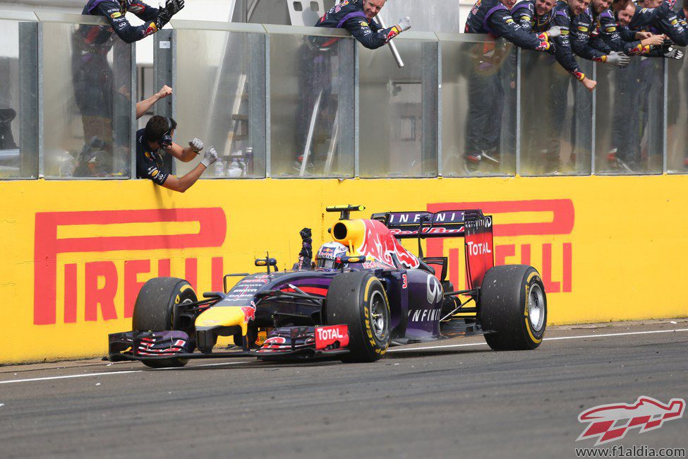 Daniel Ricciardo cruza la meta en primera posición