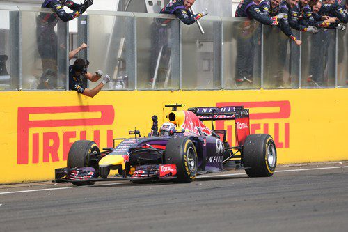 Daniel Ricciardo cruza la meta en primera posición