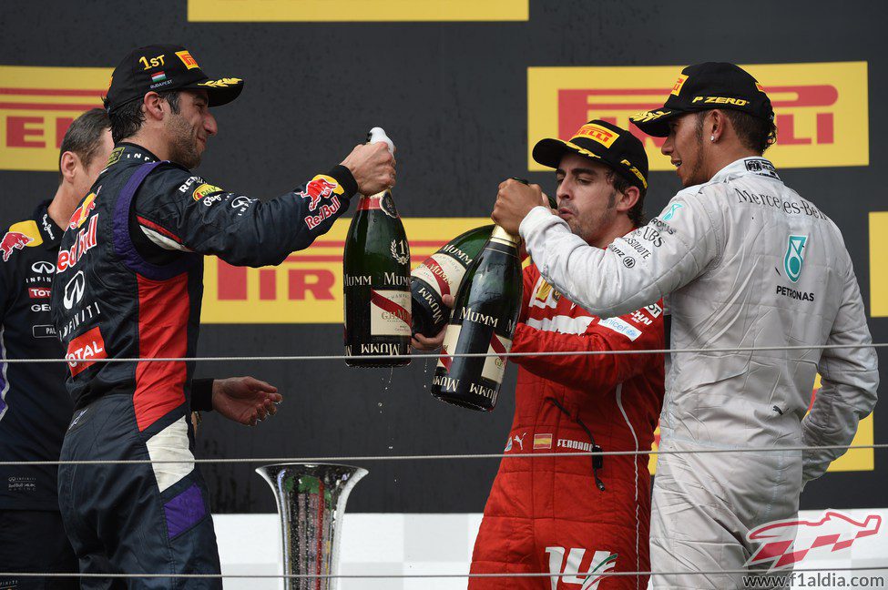 Brindis de Ricciardo, Alonso y Hamilton