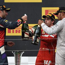 Brindis de Ricciardo, Alonso y Hamilton