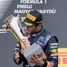 Daniel Ricciardo besa su trofeo de ganador