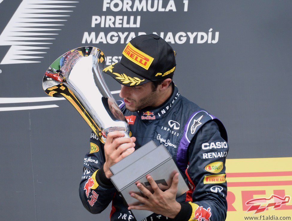 Daniel Ricciardo besa su trofeo de ganador