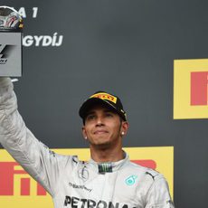 Lewis Hamilton llegó al podio tras salir desde el pitlane