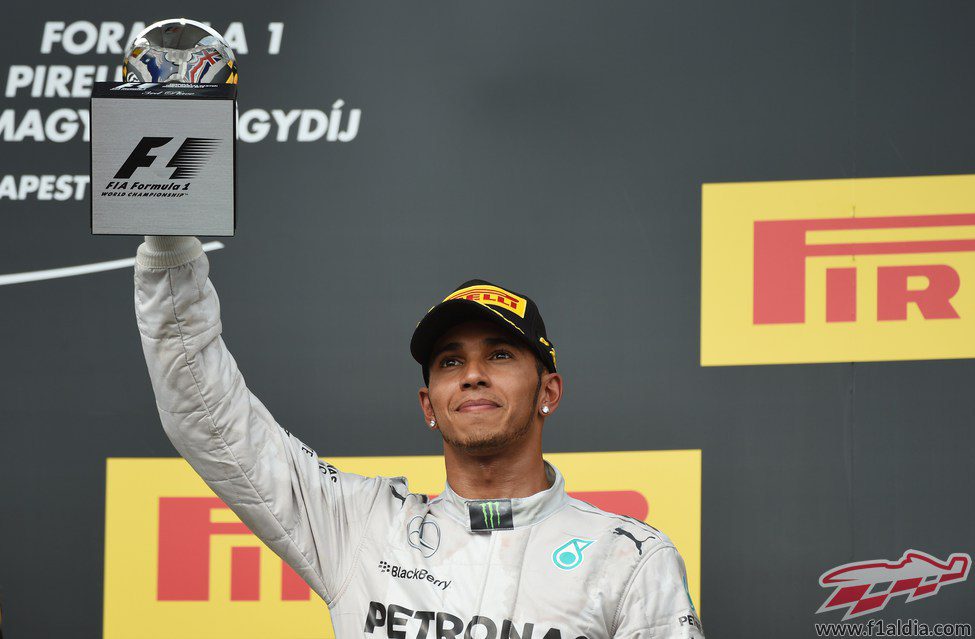 Lewis Hamilton llegó al podio tras salir desde el pitlane