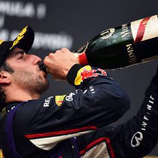 Daniel Ricciardo bebe el champán del ganador