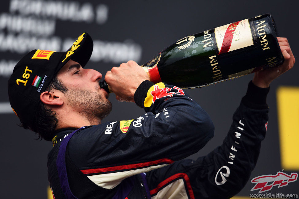 Daniel Ricciardo bebe el champán del ganador