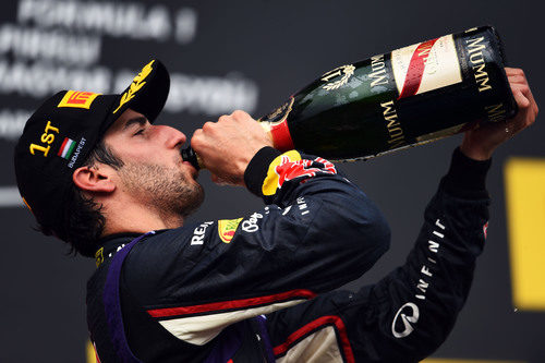 Daniel Ricciardo bebe el champán del ganador