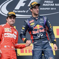 Fernando Alonso y Daniel Ricciardo se dan la mano en el podio