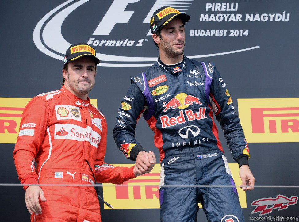 Fernando Alonso y Daniel Ricciardo se dan la mano en el podio