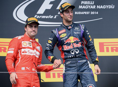 Fernando Alonso y Daniel Ricciardo se dan la mano en el podio