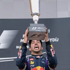 Daniel Ricciardo alza el trofeo exultante