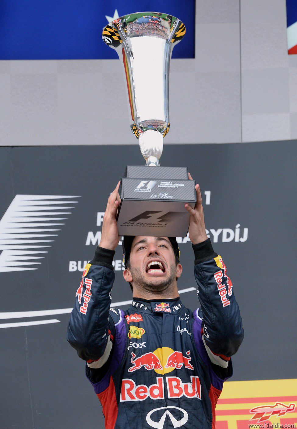 Daniel Ricciardo alza el trofeo exultante