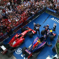 Daniel Ricciardo celebra la victoria subido en el RB10