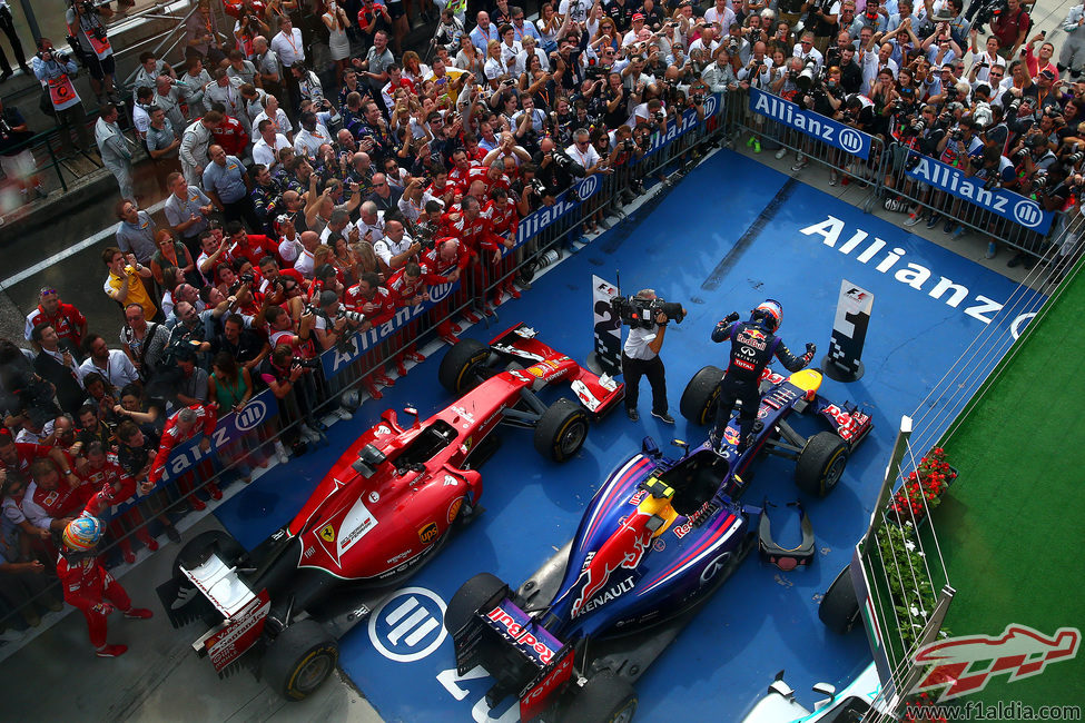 Daniel Ricciardo celebra la victoria subido en el RB10