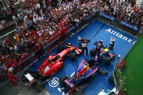 Daniel Ricciardo celebra la victoria subido en el RB10