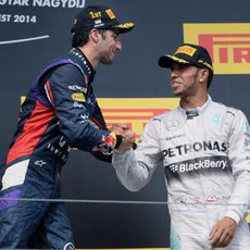 Daniel Ricciardo le estrecha la mano a Lewis Hamilton