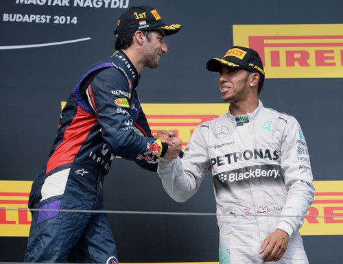 Daniel Ricciardo le estrecha la mano a Lewis Hamilton