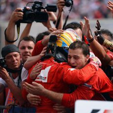 Fernando Alonso se abraza a su equipo