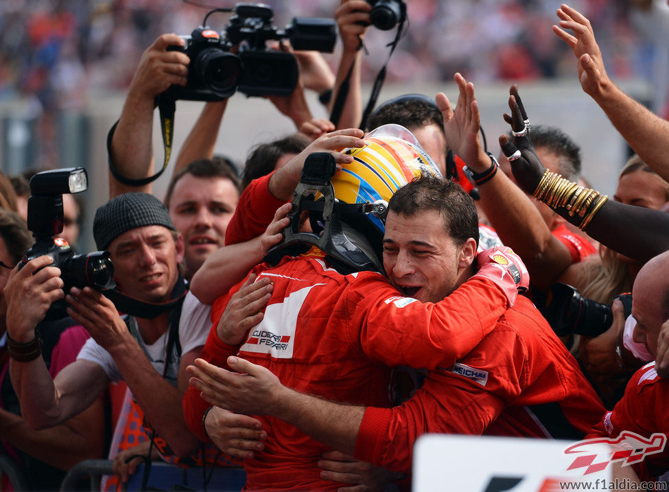 Fernando Alonso se abraza a su equipo