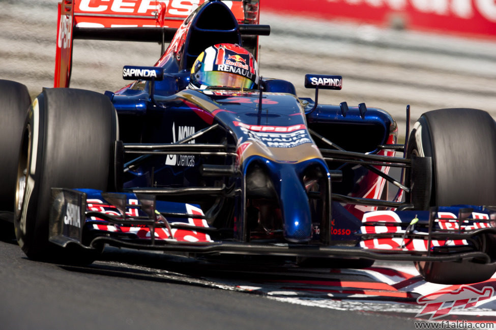 Daniil Kvyat atacando la chicane