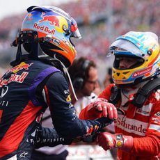 Fernando Alonso y Daniel Ricciardo se felicitan