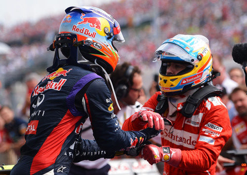Fernando Alonso y Daniel Ricciardo se felicitan